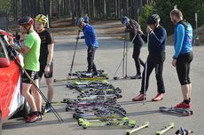 Full fart på testandet av rullskidor under tisdagskvällen i Mora. FOTO: Johan Trygg/Längd.se. Full fart på testandet av rullskidor under tisdagskvällen i Mora. FOTO: Johan Trygg/Längd.se.