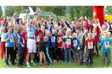 Runt 280 barn deltog när Robin Bryntesson var i Norge för att uppmuntra barn och ungdomar att röra på sig och samtidigt sprida kunskap om diabetes. FOTO: Bryntesvagn. Runt 280 barn deltog när Robin Bryntesson var i Norge för att uppmuntra barn och ungdomar att röra på sig och samtidigt sprida kunskap om diabetes. FOTO: Bryntesvagn.