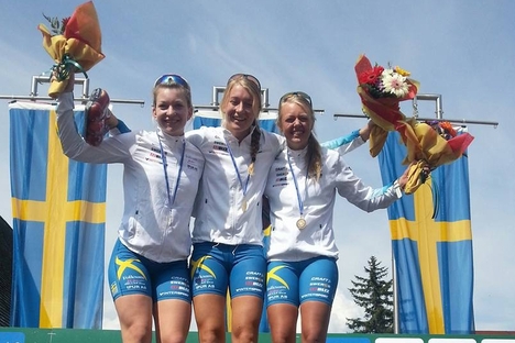 Svensk trippel på rullskidvärldscupen bland damjuniorerna genom Moa Olsson, tvåa, Emma Larsson, etta och Malin Börjesjö, trea. FOTO: Svenska Skidförbundet. Svensk trippel på rullskidvärldscupen bland damjuniorerna genom Moa Olsson, tvåa, Emma Larsson, etta och Malin Börjesjö, trea. FOTO: Svenska Skidförbundet.