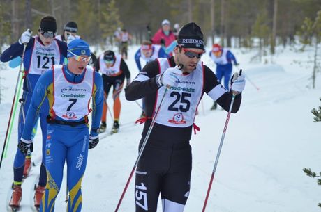 Jörgen Brink och många andra får ta fram bågfilen och kapa stavarna i kväll. FIS har beslutat om maxlängd på stavar för lopp i klassisk stil. FOTO: Johan Trygg/Längd.se. Jörgen Brink och många andra får ta fram bågfilen och kapa stavarna i kväll. FIS har beslutat om maxlängd på stavar för lopp i klassisk stil. FOTO: Johan Trygg/Längd.se.