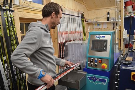 Thomas Söderberg fixar slip och glid åt Lager 157 Ski Team men slipar också skidor åt motionärer och andra elitåkare. FOTO: Johan Trygg/Längd.se. Thomas Söderberg fixar slip och glid åt Lager 157 Ski Team men slipar också skidor åt motionärer och andra elitåkare. FOTO: Johan Trygg/Längd.se.