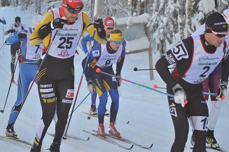 Strax efter start på Grönklittspremiären. Med nummer 25 slutlige tvåan Jens Eriksson. I mitten Mattias Edvarsson som blev åtta och framför honom Marcus Johansson som bröt staven på upploppet och missade chans till seger. FOTO: Johan Trygg/Längd.se. Strax efter start på Grönklittspremiären. Med nummer 25 slutlige tvåan Jens Eriksson. I mitten Mattias Edvarsson som blev åtta och framför honom Marcus Johansson som bröt staven på upploppet och missade chans till seger. FOTO: Johan Trygg/Längd.