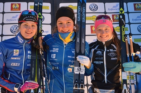 D 17-20-pallen med Frida Karlsson, tvåa, Moa Lundgren, etta och Lone Johansen, trea. FOTO: Johan Trygg/Längd.se. D 17-20-pallen med Frida Karlsson, tvåa, Moa Lundgren, etta och Lone Johansen, trea. FOTO: Johan Trygg/Längd.se.