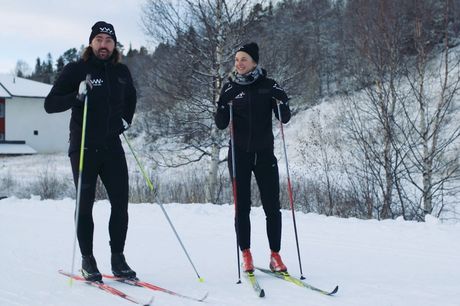 Stina Nilsson förklarar de fem olika skejtväxlarna för Nisse Edwall. FOTO: Vitamin Well. Stina Nilsson förklarar de fem olika skejtväxlarna för Nisse Edwall. FOTO: Vitamin Well.