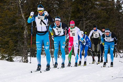 Tätklungan en bit från starten på Fjällsikten. Längst fram Patrik Tallbom, Östersunds SK, efter honom klubbkompisen och slutsegraren Emil Persson och Robin Bryntesson, Sockertoppen IF. FOTO: Pernilla Gunnarsdotter Persson. Tätklungan en bit från starten på Fjällsikten. Längst fram Patrik Tallbom, Östersunds SK, efter honom klubbkompisen och slutsegraren Emil Persson och Robin Bryntesson, Sockertoppen IF. FOTO: Pernilla Gunnarsdotter Persson.