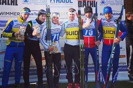 I mitten Zebastian Modin och ledsagaren Johannes Andersson efter VM-guld i sprint vid skid-VM i paraidrott. FOTO: Zebastian Modins Facebook. I mitten Zebastian Modin och ledsagaren Johannes Andersson efter VM-guld i sprint vid skid-VM i paraidrott. FOTO: Zebastian Modins Facebook.