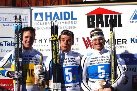 Johannes Andersson (ledsagare), Zebastian Modin och Helene Ripa efter silver på mixed-stafetten i Tyskland. FOTO: Patrik Modin. Johannes Andersson (ledsagare), Zebastian Modin och Helene Ripa efter silver på mixed-stafetten i Tyskland. FOTO: Patrik Modin.