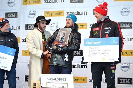 John Kristian Dahl fick hjälp att lyfta segerstatyetten av kransmasen Linus Rapp. Dahl som kunde vinna loppet trots stora ryggproblem. FOTO: Johan Trygg/Längd.se. John Kristian Dahl fick hjälp att lyfta segerstatyetten av kransmasen Linus Rapp. Dahl som kunde vinna loppet trots stora ryggproblem. FOTO: Johan Trygg/Längd.se.