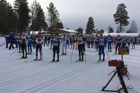 Strax innan start på JSM-stafetten i H 17-20. Slutsegrarna Åsarnas startman Carl Rotvold mitt i bild. Strax innan start på JSM-stafetten i H 17-20. Slutsegrarna Åsarnas startman Carl Rotvold mitt i bild.