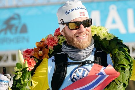 Martin Johnsrud Sundby vann Birkenbeinerrennet i stor stil trots närkontakt med en skoter som innebar vurpa och bruten stav. FOTO: Magnus Östh. Martin Johnsrud Sundby vann Birkenbeinerrennet i stor stil trots närkontakt med en skoter som innebar vurpa och bruten stav. FOTO: Magnus Östh.