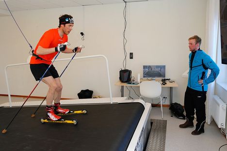 Marcus Hellner på det nya rullskidbandet i Gällivare, övervakad av tränaren Anders Strid. FOTO: Yngve Johansson, Imega Promotion. Marcus Hellner på det nya rullskidbandet i Gällivare, övervakad av tränaren Anders Strid. FOTO: Yngve Johansson, Imega Promotion.