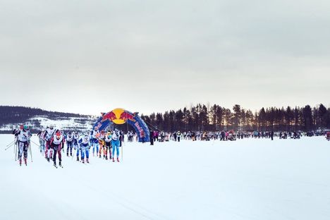 Strax efter starten på Nordenskiöldsloppet vid sextiden i morse. FOTO: Red Bull Nordenskiöldsloppet. FOTO: Red Bull Nordenskiöldsloppet. Strax efter starten på Nordenskiöldsloppet vid sextiden i morse. FOTO: Red Bull Nordenskiöldsloppet.