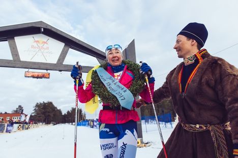 Nina Lintzén med kranskarlen Jan-Erik Kuoljok efter segern i Nordenskiöldsloppet. FOTO: Red Bull Nordenskiöldsloppet. Nina Lintzén med kranskarlen Jan-Erik Kuoljok efter segern i Nordenskiöldsloppet. FOTO: Red Bull Nordenskiöldsloppet.