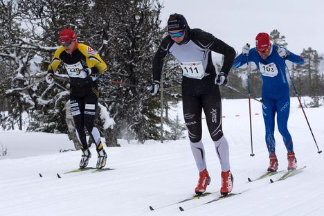 Max Novak, i mitten, ångar på mot seger i Pilgrimsloppet hårt uppvaktad av Jens Eriksson, till vänster och Daniel Svensson, till höger. FOTO: Pilgrimsloppet. Max Novak, i mitten, ångar på mot seger i Pilgrimsloppet hårt uppvaktad av Jens Eriksson, till vänster och Daniel Svensson, till höger. FOTO: Pilgrimsloppet.