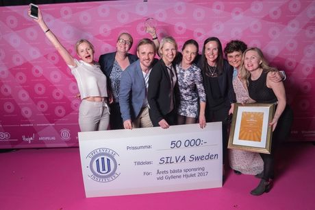 Representanter för Silva och Vasaloppet, från vänster: Eva Hörwing, Erika Bjerner, Jon Svensson, Anna Tynell Segerström, Christin Forsberg, Lena Hermansson, Eva-Lena Frick, Stina Karlsson. FOTO: Jonas Borg/Sponsrings & Eventföreningen. Representanter för Silva och Vasaloppet, från vänster: Eva Hörwing, Erika Bjerner, Jon Svensson, Anna Tynell Segerström, Christin Forsberg, Lena Hermansson, Eva-Lena Frick, Stina Karlsson. FOTO: Jonas Borg/Sponsrings & Eventföreningen.