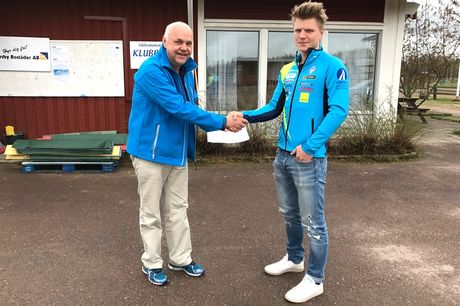 SK Bores ordförande Hans Carlsson hälsar Gabriel Thorn välkommen till den hårdsatsande värmlandsklubben. FOTO: SK Bore. SK Bores ordförande Hans Carlsson hälsar Gabriel Thorn välkommen till den hårdsatsande värmlandsklubben. FOTO: SK Bore.
