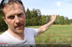 Anders ”Höna” Johansson pekar ut var Sveriges längsta skidtunnel kan komma att byggas. FOTO: Grästorps kommuns YouTube-kanal. Anders ”Höna” Johansson pekar ut var Sveriges längsta skidtunnel kan komma att byggas. FOTO: Grästorps kommuns YouTube-kanal.