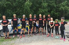 Gänget framme vid Harbrostugan i Tumba efter 22 mil på rullskidor. Gänget framme vid Harbrostugan i Tumba efter 22 mil på rullskidor.