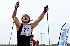 John Wiklund jublar när han tar segern i Rullskidgalejet strax före Jonas Böhlmark. FOTO: Rullskidgalejet. John Wiklund jublar när han tar segern i Rullskidgalejet strax före Jonas Böhlmark. FOTO: Rullskidgalejet.