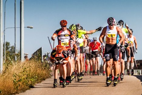 Eleverna på Torsby startar höstterminen med start i Alliansloppet. Här en bild från tätklungan i loppet. FOTO: Alliansloppet. Eleverna på Torsby startar höstterminen med start i Alliansloppet. Här en bild från tätklungan i loppet. FOTO: Alliansloppet.