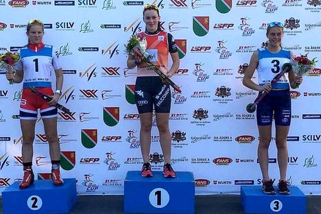 Eksjö SOK:s Hanna Abrahamsson, längst till höger, slutade trea i juniorklassen på rullskidvärldscupens sprint på fredagen. FOTO: Svenska Skidförbundet. Eksjö SOK:s Hanna Abrahamsson, längst till höger, slutade trea i juniorklassen på rullskidvärldscupens sprint på fredagen. FOTO: Svenska Skidförbundet.