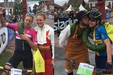 Jonas Ahlstrand och Jennie Stenerhag tog hem Cykelvasan 2017. Här med kranskullan Lydia Sundin och kransmasen Linus Rapp. FOTO: Längd.se. Jonas Ahlstrand och Jennie Stenerhag tog hem Cykelvasan 2017. Här med kranskullan Lydia Sundin och kransmasen Linus Rapp. FOTO: Längd.se.