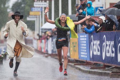 Ida Nilsson på väg mot banrekord med kransmasen Linus Rapp vid sin sida. FOTO: Vasaloppet/Henrik Hansson. Ida Nilsson på väg mot banrekord med kransmasen Linus Rapp vid sin sida. FOTO: Vasaloppet/Henrik Hansson.