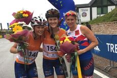 Sandra Olsson och Helene Söderlund tog en dubbelseger i Trento. Till höger trean Svetlana Hvostunkova, Ryssland. FOTO: Svenska skidförbundet. Sandra Olsson och Helene Söderlund tog en dubbelseger i Trento. Till höger trean Svetlana Hvostunkova, Ryssland. FOTO: Svenska skidförbundet.