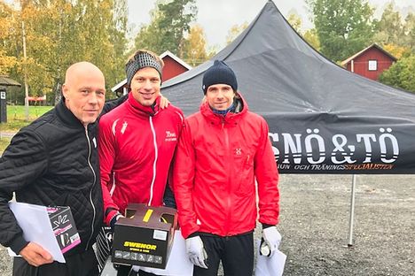 Topp tre på på Snö & Tö:s Rullskidstour 2017. Från vänster trean Anders Holmer, ettan Jonas Böhlmark och tvåan Claes Steimert. FOTO: Snö & Tö:s Rullskidstour Topp tre på på Snö & Tö:s Rullskidstour 2017. Från vänster trean Anders Holmer, ettan Jonas Böhlmark och tvåan Claes Steimert. FOTO: Snö & Tö:s Rullskidstour