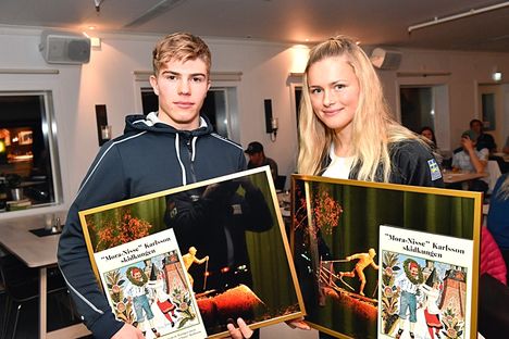 Eric Rosjö och Frida Karlsson mottog Mora-Nisse stipendiet på tisdagskvällen på Idre Fjäll. FOTO: Nisse Schmidt. Eric Rosjö och Frida Karlsson mottog Mora-Nisse stipendiet på tisdagskvällen på Idre Fjäll. FOTO: Nisse Schmidt.