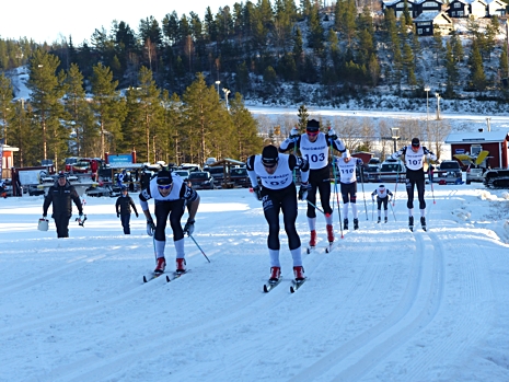 Anton Karlsson spurtar hem segern närmast före Oscar Persson. FOTO: Johan Trygg/Längd.se.