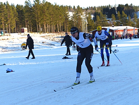 Britta i mål som segrare med herr-åttan Mattias Edvardsson snett bakom sig. FOTO: Johan Trygg/Längd.se.