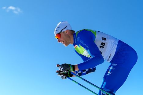 Daniel Rickardsson matchade himlen fint med sin Hudiksvallsdräkt på väg mot SM-guldet på femmilen. FOTO: Carl Sandin/Bildbyrån. Daniel Rickardsson matchade himlen fint med sin Hudiksvallsdräkt på väg mot SM-guldet på femmilen. FOTO: Carl Sandin/Bildbyrån.