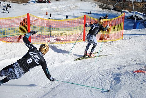 Bob Impola (nr 7) i full fart före Sebastian Torstensson (nr 9) i Sörbybacken Skicross i Örebro på annandag påsk. FOTO: filiplopez02. Bob Impola (nr 7) i full fart före Sebastian Torstensson (nr 9) i Sörbybacken Skicross i Örebro på annandag påsk. FOTO: filiplopez02.