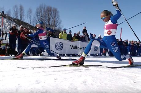 Jonna Sundling slog Linn Svahn, närmast i bild, med en hårsmån vid finalen av Supersprinten i Ramundberget. FOTO: Från arrangörens webbsändning. Jonna Sundling slog Linn Svahn, närmast i bild, med en hårsmån vid finalen av Supersprinten i Ramundberget. FOTO: Från arrangörens webbsändning.