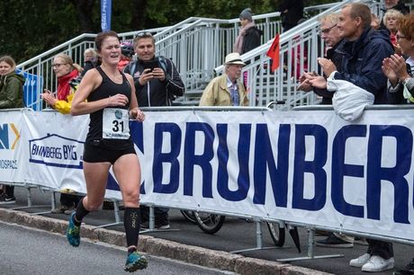 Helene Söderlund spurtade in som stark tvåa på Trollhättan City Trail. FOTO: Alliansloppet Action Week. Helene Söderlund spurtade in som stark tvåa på Trollhättan City Trail. FOTO: Alliansloppet Action Week.