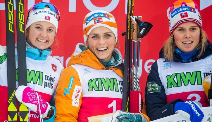 Therese Johaug var tillbaka som vinnare. Här med tvåan Ingvild Flugstad Östberg till vänster och trean Kari Öyre Slind till höger. FOTO: Vegard Wivestad Grött/Bildbyrån. Therese Johaug var tillbaka som vinnare. Här med tvåan Ingvild Flugstad Östberg till vänster och trean Kari Öyre Slind till höger. FOTO: Vegard Wivestad Grött/Bildbyrån.