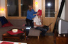 Sofia förser Ida med tomte mundering