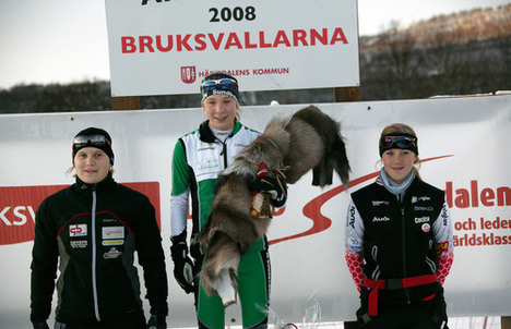 LISA LARSEN i topp i D20 före Hanna Brodin (t v) och trean Anja Erzen från Slovenien. Foto: KJELL-ERIK KRISTIANSEN