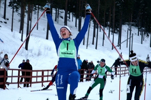 Evelina Settlin skriker ut sin guldlycka. Foto: Per Frost