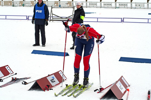 Maria Nordström byter skidor. Foto: Stig Lindberg Maria Nordström byter skidor. Foto: Stig Lindberg