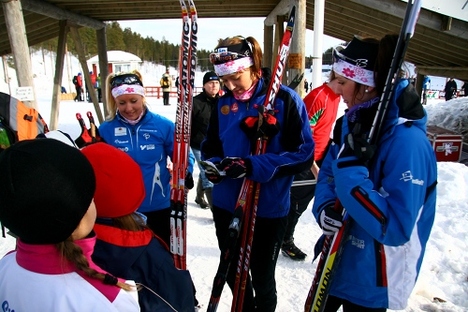 Guldtjejerna fick skriva autografer. Foto: Per Frost Guldtjejerna fick skriva autografer. Foto: Per Frost