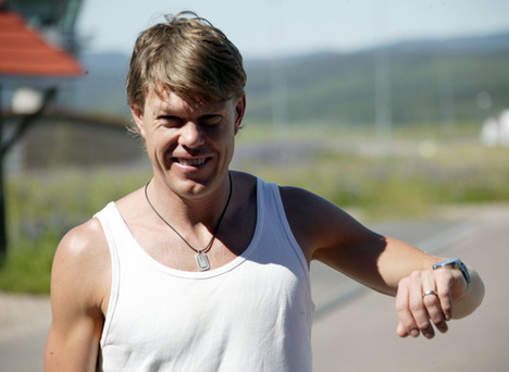 SÅ HÄR MYCKET kunde Mathias Fredriksson lyfta vänsterarmen i juni. Nu har det blivit mycket bättre de senaste tre veckorna. Foto: KJELL-ERIK KRISTIANSEN