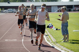 TEODOR PETERSON först i mål på en av intervallerna över 600 meter i Torsby före Jens Eriksson i kamp mot hela sprintlandslaget. Foto: KJELL-ERIK KRISTIANSEN