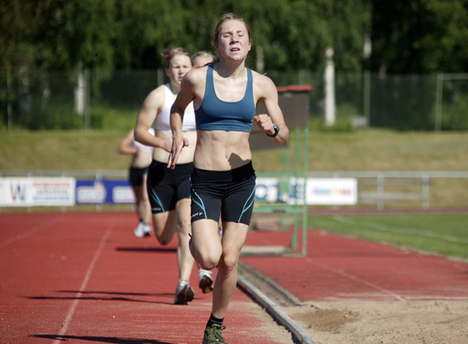 LISA LARSEN, här under landslagslägret i Torsby i juni, imponerade tillsammans med syrran Märta i fjällorienteringen i Funäsdalen. Foto: KJELL-ERIK KRISTIANSEN