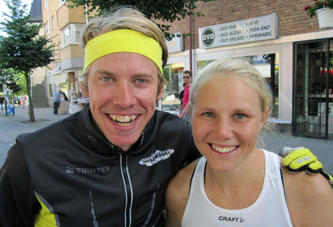 EMIL JÖNSSON med fel Anna… Här med Anna Olsson efter segern i Nynäshamns rullskidstävling i slutet av juli. Foto: KJELL-ERIK KRISTIANSEN
