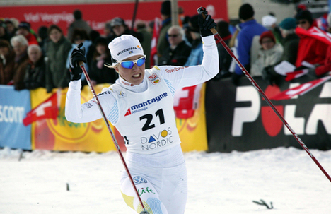 ANNA OLSSON tacklades av banan och fick nyckelbenet ur ställning i kvartfinalen i Davos, samma ställe där hon vann sin första världscupsprint i 2006. Foto: STEPHAN KAUFMANN, www.kristiansen-sport.com ANNA OLSSON tacklades av banan och fick nyckelbenet ur ställning i kvartfinalen i Davos, samma ställe där hon vann sin första världscupsprint i 2006. Foto: STEPHAN KAUFMANN, www.kristiansen-sport.com