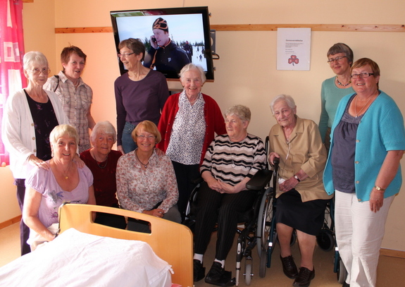 Medlemmene i Hasvik sanitetsforening poserer foran det nye fjernsynsapparatet