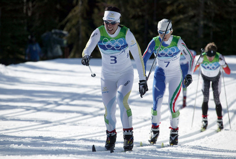 CHARLOTTE KALLA stöjder Marit Björgen mot attackerna från Justyna Kowalczyk. Foto: KJELL-ERIK KRISTIANSEN CHARLOTTE KALLA stöjder Marit Björgen mot attackerna från Justyna Kowalczyk. Foto: KJELL-ERIK KRISTIANSEN