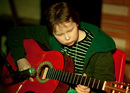 Benjamin Isaksen på gitar